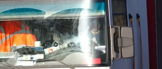 Många trafikanter kör med mobilen i handen • Polisen: "Körkortet kan dras in"