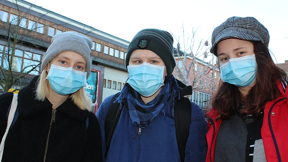"Vi är fem studenter som har gjort en gruppisolering och bara umgås med varandra. Vi bär alltid munskydd utomhus och har slutat gå på gymmet, men man ser från utsidan att det är mycket trängsel där. Visst är restriktionerna tråkiga, men alla måste ju hjälpas åt nu", menar Maria Kranzberg, Agnes Ekberger och Karolina Vikinge.