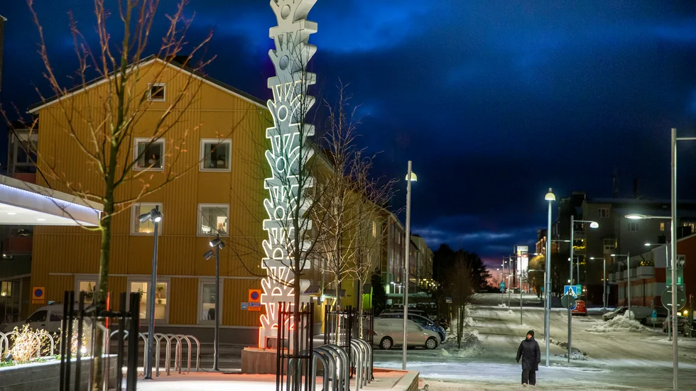Skulpturen, tillsammans med ljussättningen, symboliserar solljuset och solens rörelser från gryning till solnedgång. 