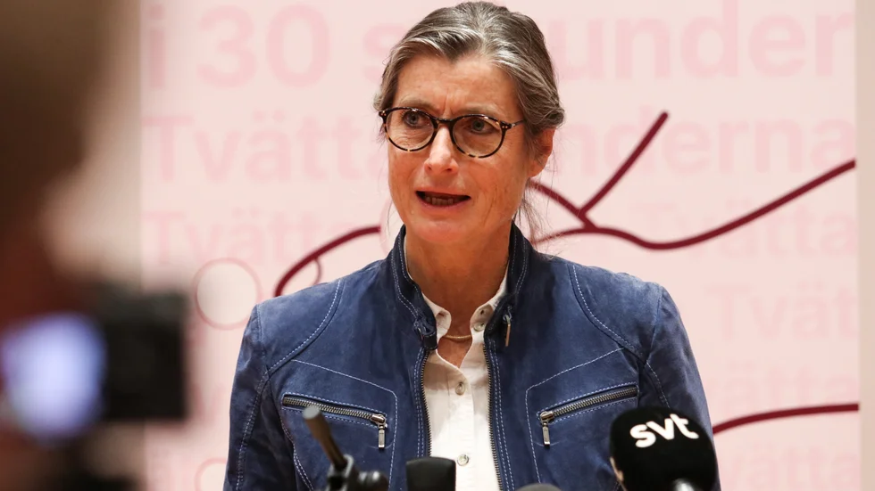 Smittskyddsläkare Britt Åkerlind menar att restriktionerna måste fortsätta att gälla.