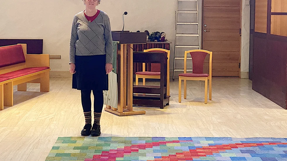 Kormattan i Skäggetorps kyrka är formgiven och handvävd av Karin Hedberg, textilkonstnär och innehavare av mästarbrev konstvävaryrket.