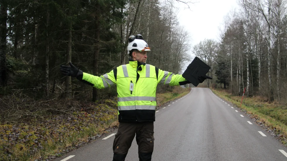 Här, strax utanför Horn, ska Eons försenade och länge planerade 130-kilovoltsledning passera. Det visar avverkningssamordnaren Peter Johansson