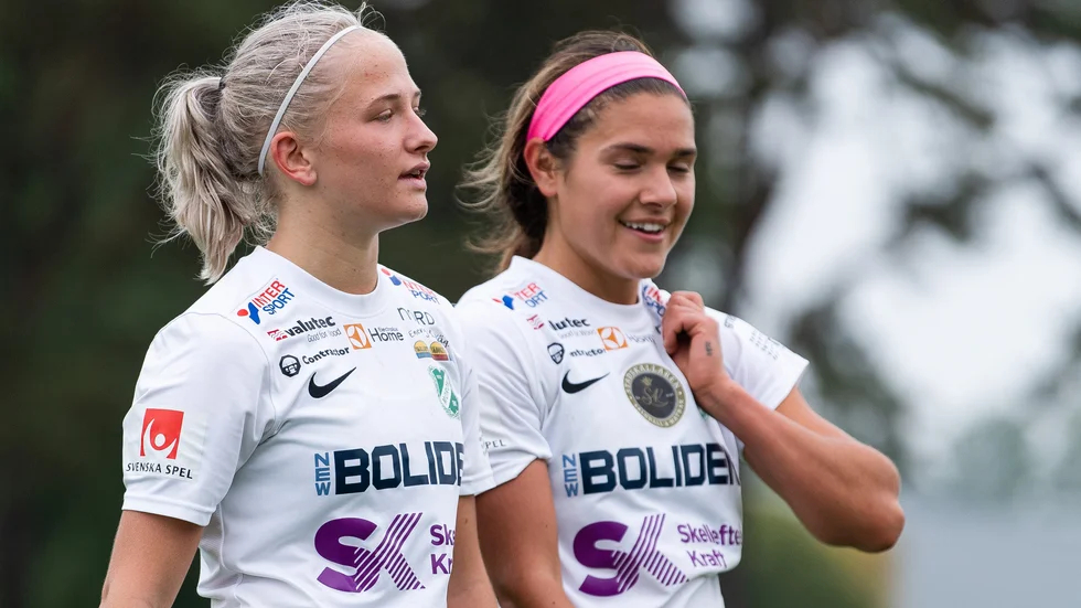 Carly Wickenheiser, till höger, är klar för KIF Örebro. 