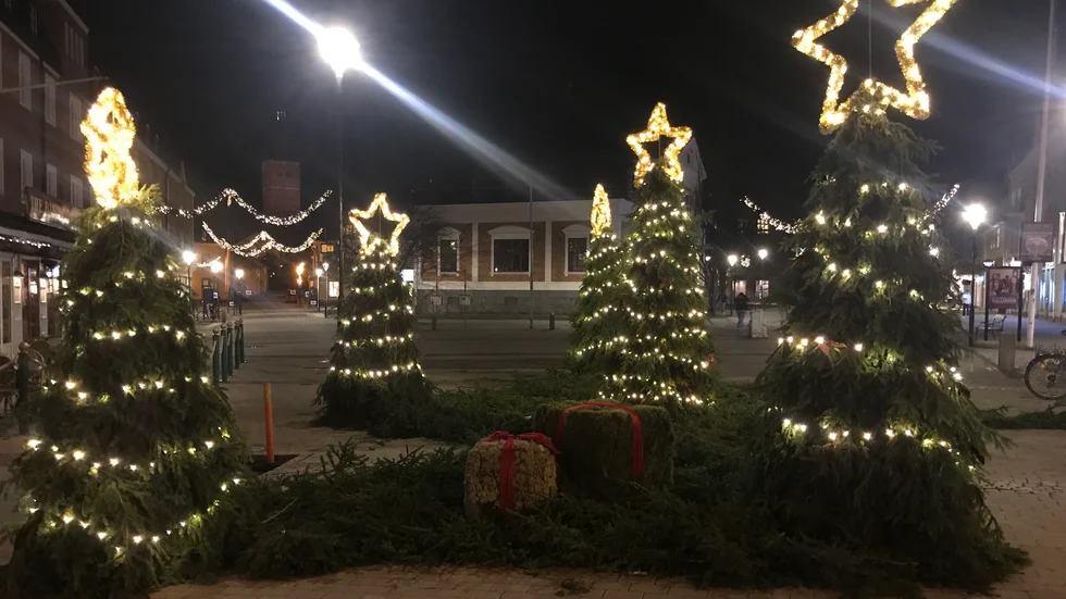 Insändarskribenten tycker att julbelysningen i Strängäs ska tändas tidigare på dagen. Här på Gyllenhjelmstorget.