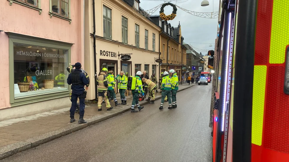 Räddningstjänst i arbete vid bageriet.