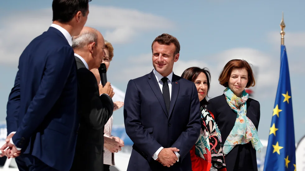 Frankrikes president Emmanuel Macron (mitten) har meddelat att miljardären och politikern Olivier Dassault har omkommit i en helikopterolycka. Arkivbild.