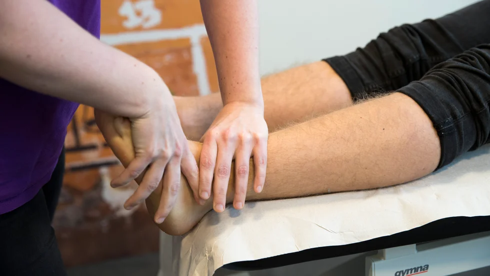 Vid granskningen framkom att sjukgymnasten arbetat likt en personlig tränare i gymmet, enskilt med patienterna, ofta flera gånger i veckan. Genrebild.