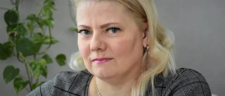 Hon hindras från att ha munskydd på jobbet