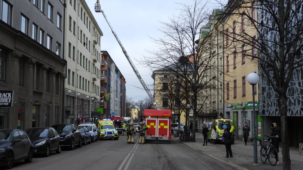 Strax efter klockan 12:30 larmades SOS om en befarad brand i ett flerfamiljshus.