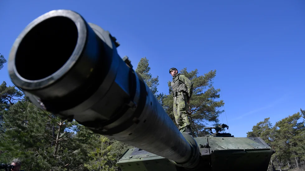 " Det är tokigt i ett modernt och demokratiskt samhälle att försvaret ensamt ska få bestämma, när man har rätt att störa oss med sitt oväsen."