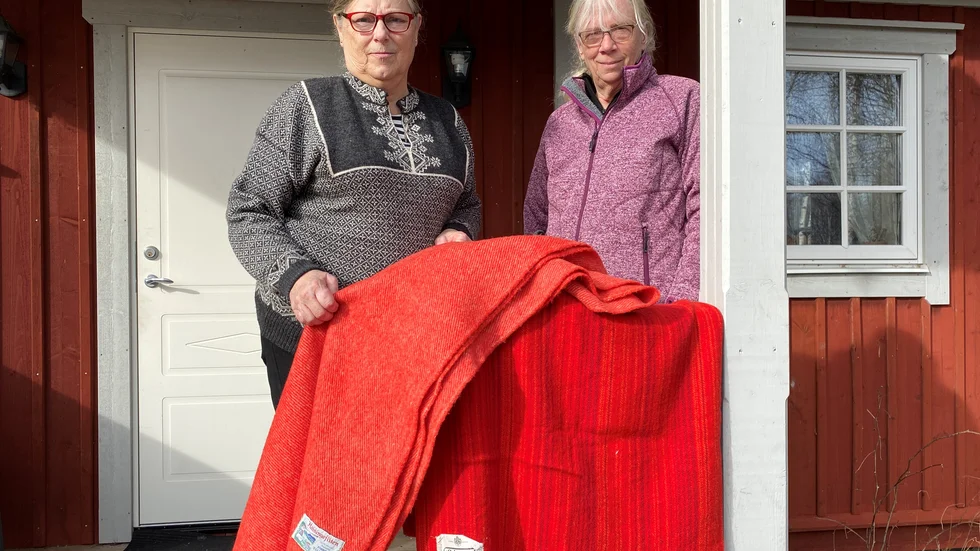 Yvonne Erlandsson och Gerd Jönsson med två av plädarna som gått i arv. Filtarna är över 60 år gamla, men är fortfarande i tillsynes väldigt fint skick. Ofta röda, orangea eller klarblåa i färg. 
