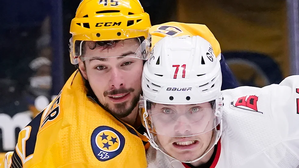 Nashvilles Alexandre Carrier (till vänster) i närkontakt med Carolinas Jesper Fast.