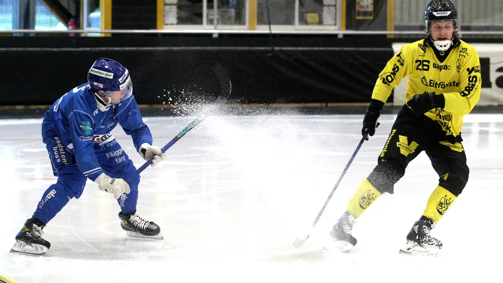 Viktor Hulthammar i stoppsladd mot Vetlandas Santtu Nurmi. IFK Motala gjorde en stark match och allra bäst var målvakten Jussi Aaltonen.