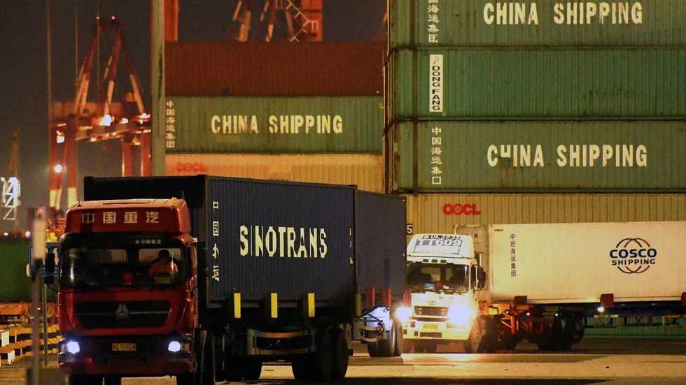 Containrar i väntan på att lastas på fartyg i Qingdao i Kina. Arkivbild.