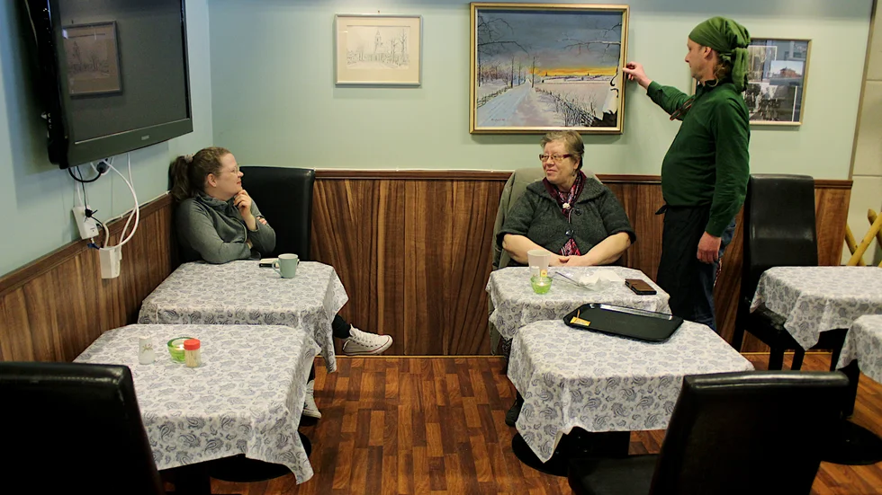 Visst går det att umgås med avstånd, tycker Anna Svensson och Mona Karlsson. Caféägaren Janne Ervander tycker reglerna är ologiska.