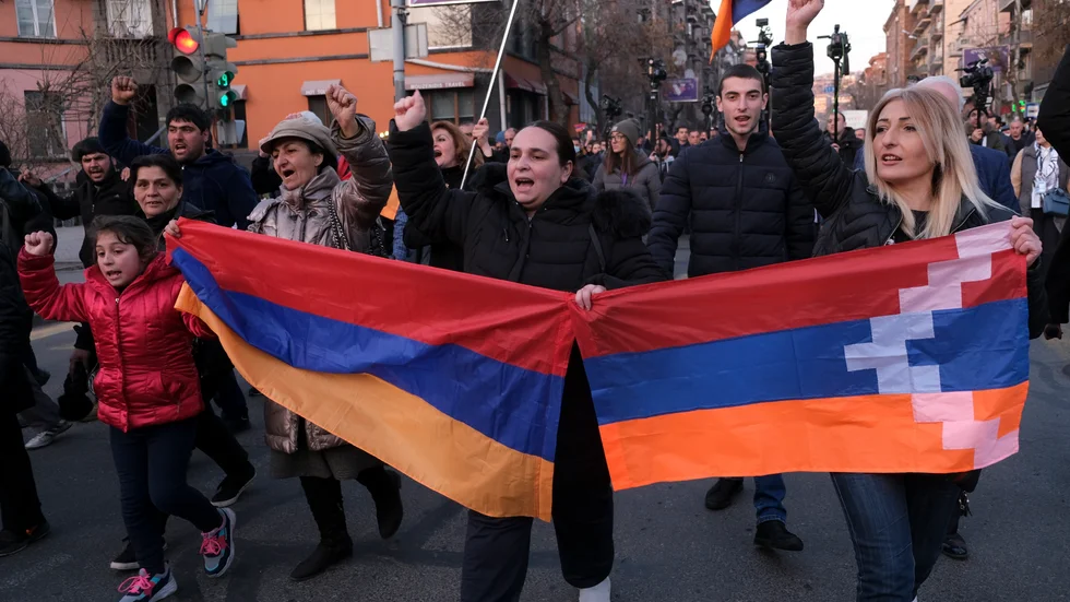 Regeringskritiska demonstranter i Jerevan vid ett protestmöte i lördags.