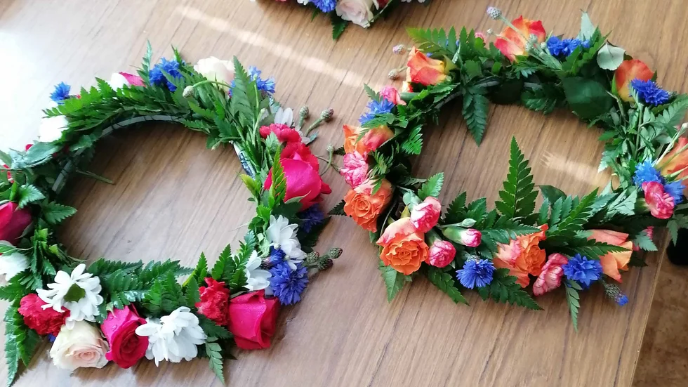Blomsterkransar bundna av Boy Larsson.
