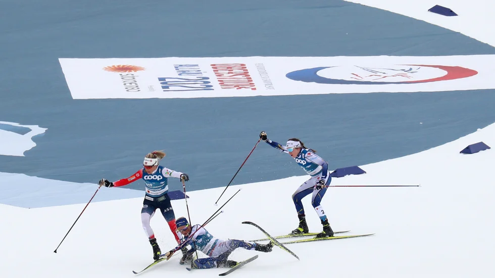 Frida Karlsson och Therese Johaug föll.