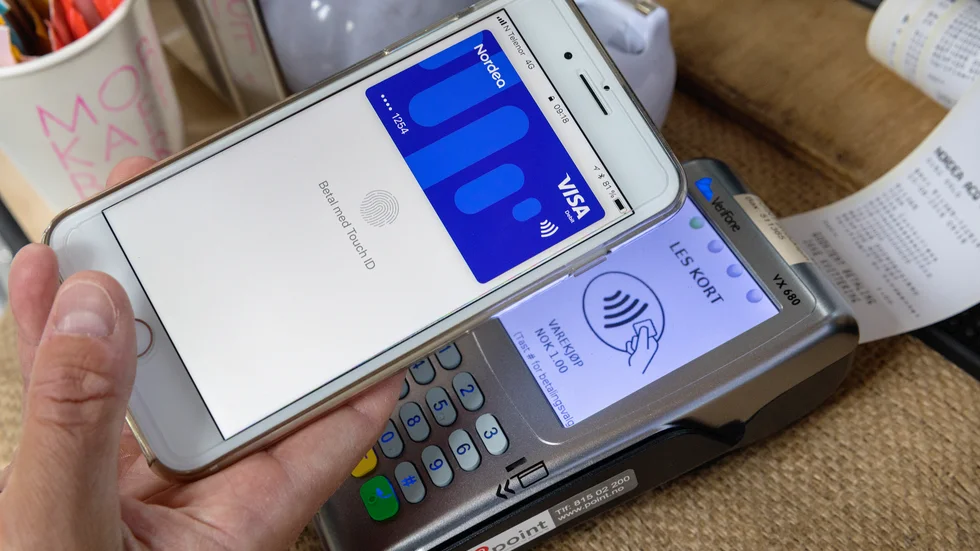 Den anställde har med sin digitala plånbok gjort återköp från butiken där han arbetat, så att pengar förts över till sitt eget konto.