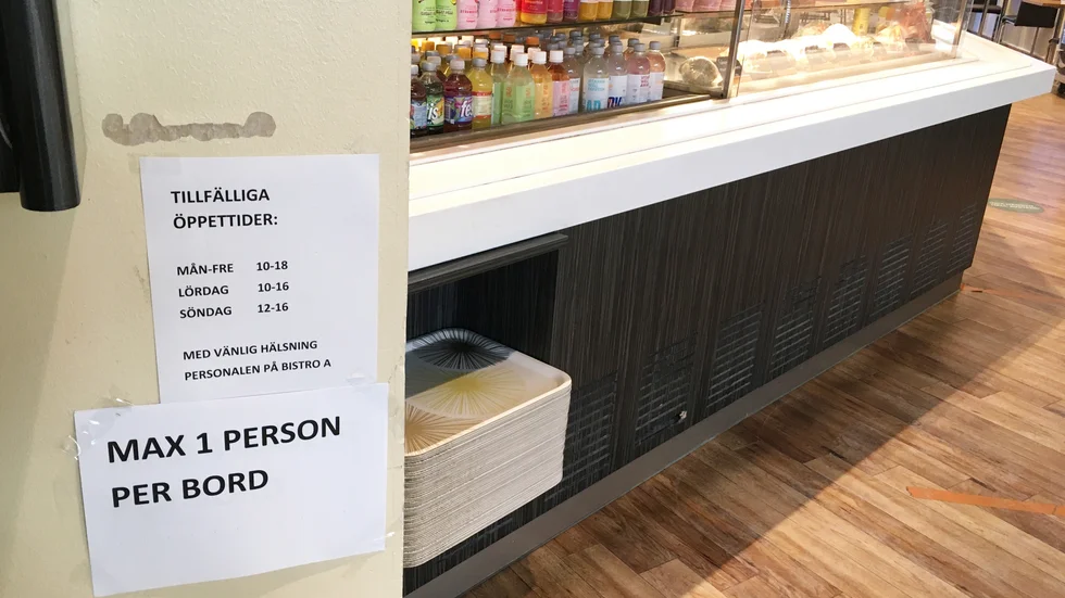 På måndagen kom denna skylt upp, samtidigt som gästerna till stor del försvann.