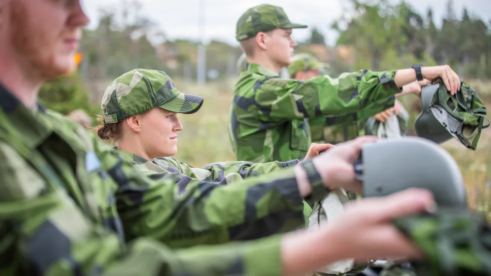 Antalet värnpliktiga på Gotland växer de kommande åren.Här går en grupp som nyligen ryckt in igenom sin utrustning. 