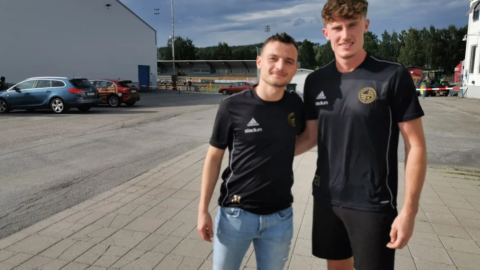 Joe Bell, till höger i bild, är klar för spel med Skellefteå FF. 