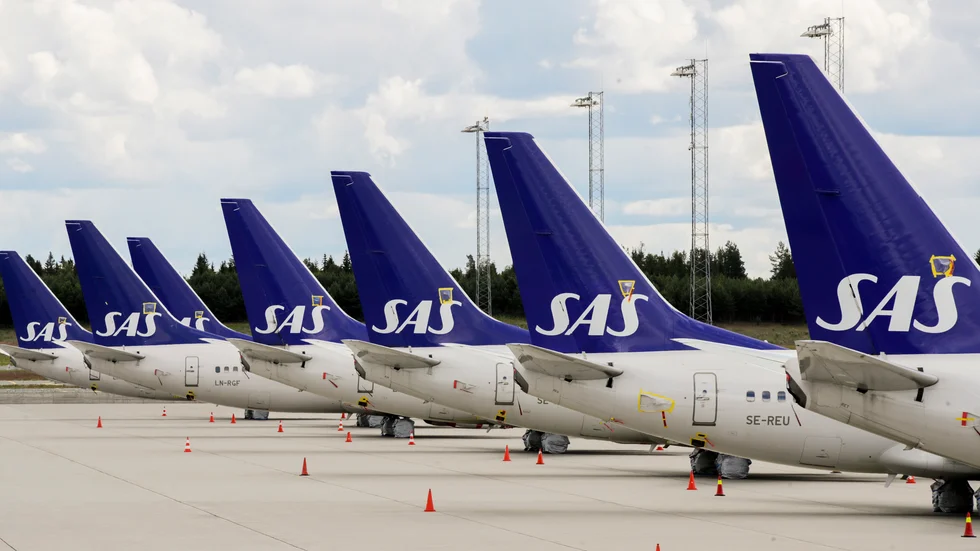 SAS har till följd av minskat resande och reserestriktioner i coronakrisen, liksom sina konkurrenter, tvingats parkera merparten av sin flygplansflotta. Arkivbild.