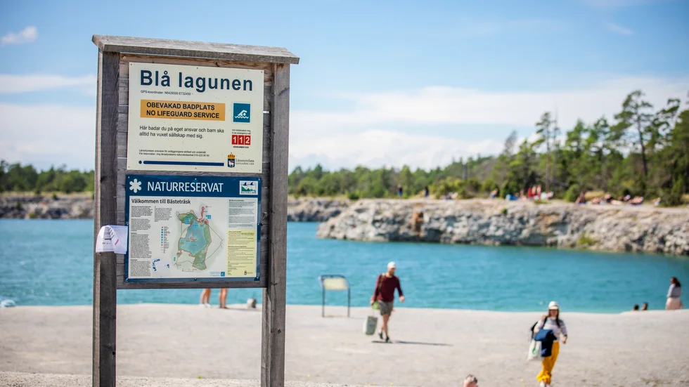 Blå lagunen är ett populärt kalkbrottsbad.