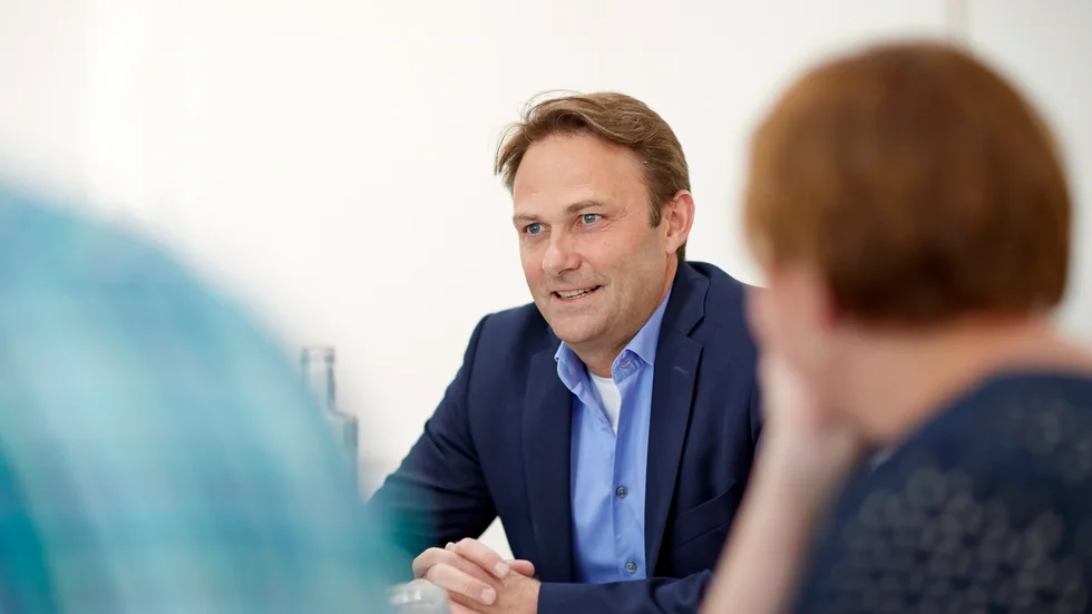 "Sågverken är optimistiska men faran är långt ifrån över. Det gäller att inte slappna av bara för att vi har klarat oss bra hittills", säger Patrik Bäckström. 