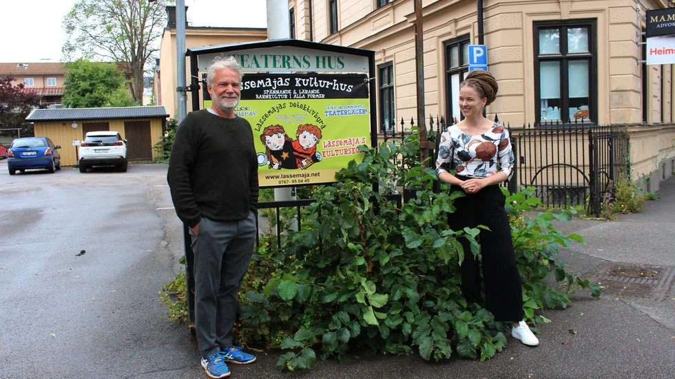 På tisdagen besökte kulturminister Amanda Lind (MP) Lassemaja barnkulturhus. På bild syns också författaren Martin Widmark. 