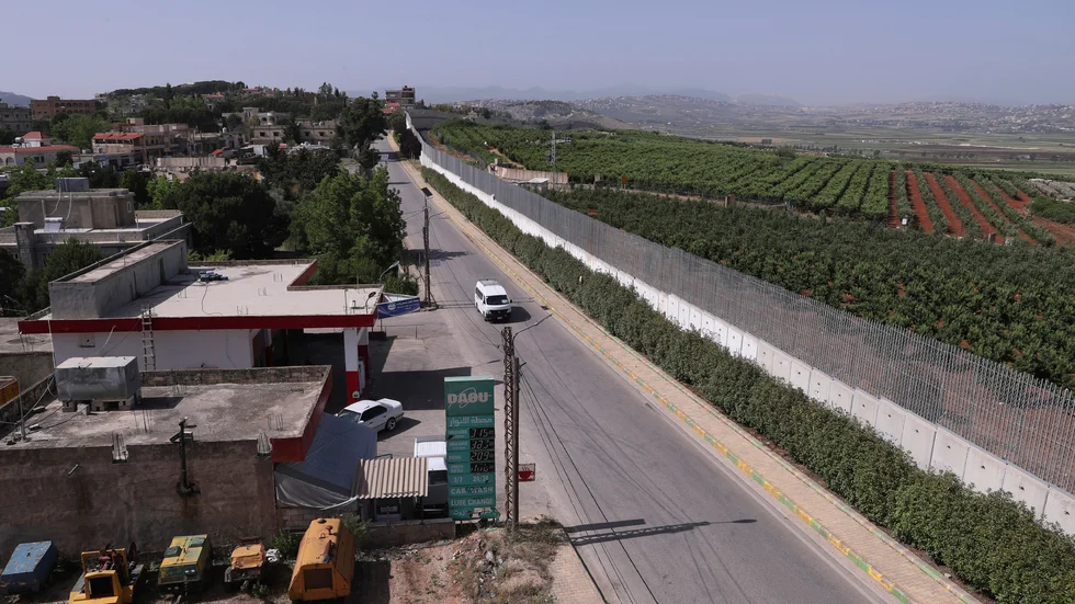 En bil kör i utkanten av den libanesiska byn Kfar Kila vid gränsen mot Israel. Spänningen i gränsområdet har under den senaste veckan ökat. Arkivbild.