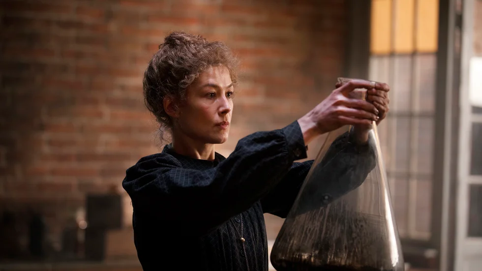 Rosamund Pike som Marie Curie.