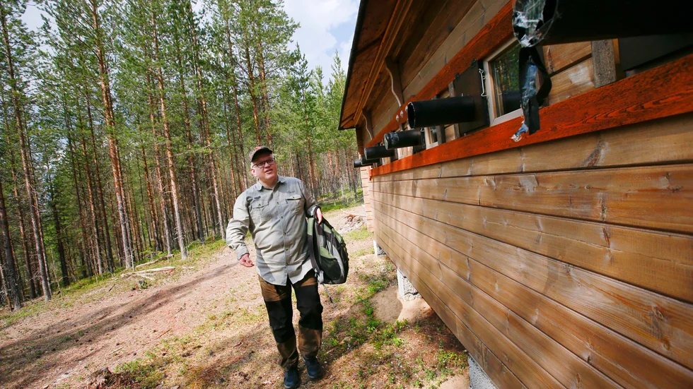 För att störa så lite som möjligt har Mikael Suorra satt upp fusk-kameralinser.