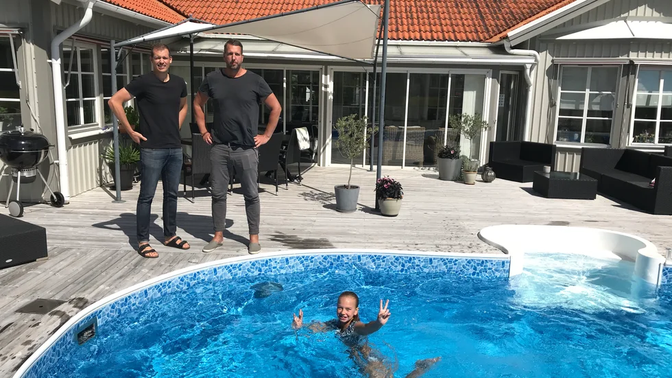 Richard Blank och Jimmy Jansson utanför den senares hus. I poolen leker Jimmys dotter Astrid, även hon handbollsspelare i Guif.