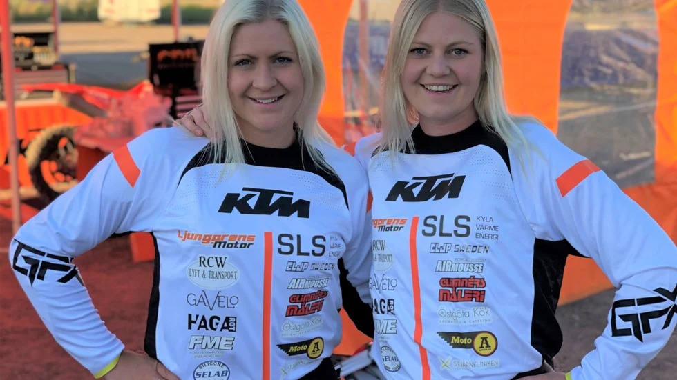 Systrarna Reimander på enduro-SM i Skövde. Emilia till vänster och Martina till höger. 