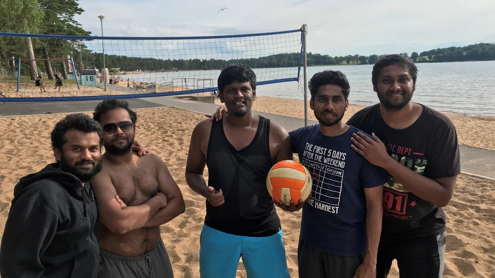 Här ses några av de utbytesstudenter på Linköpings universitet, från Chennai-området i Indien, som spelade volleyboll intill Varamons strand i helgen. Intressena är annars cricket och badminton.