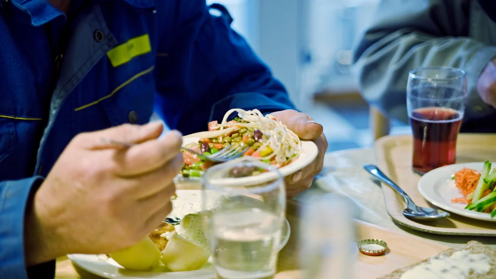 Den kommunala tillsynen av smittskyddsåtgärder på serveringsställen inriktas nu på lunchrestauranger.