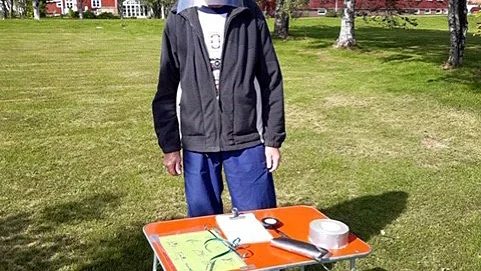 Björn Gardfjäll stod vid en av stationerna och delade ut papper till tipspromenaden efter Hälsans stig.
