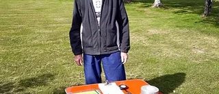 Medlemmarna samlades vid tjärnen