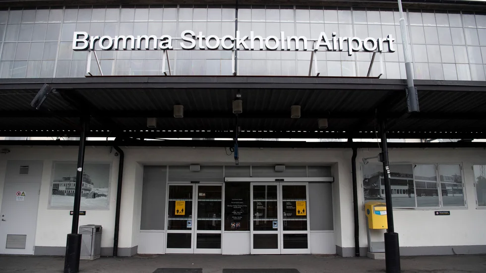 Bromma flygplats.
”Ett decenniums minnen genom sinnet glider,
och man ser att passagerare lider”, skaldar Sixten Ram om Brommas dödsrosslingar. 