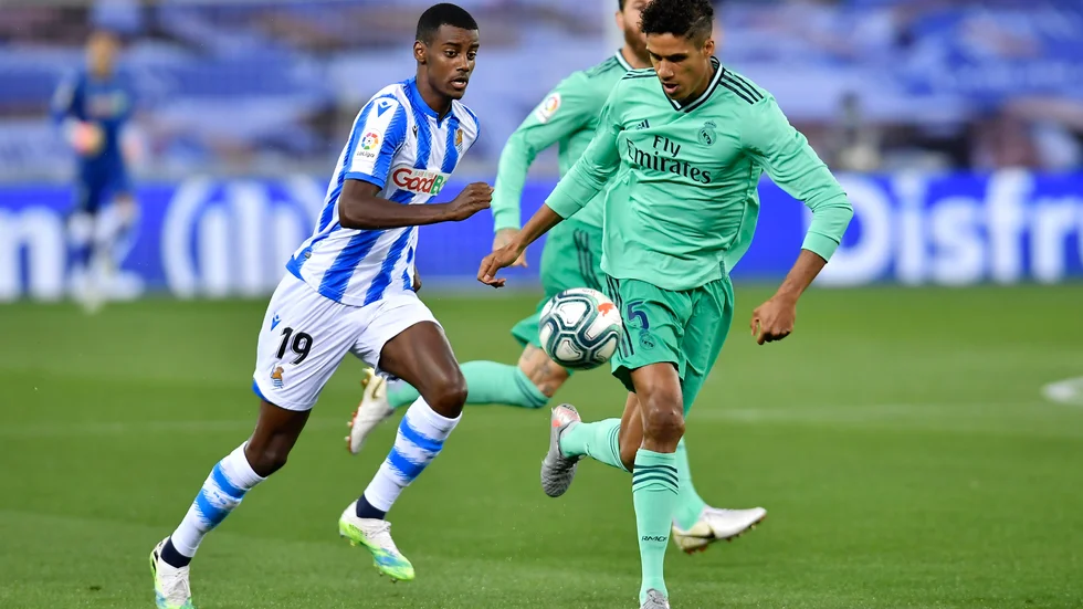 Alexander Isak och Raphael Varane under ett möte mellan Real Sociedad och Real Madrid i somras. Arkivbild.