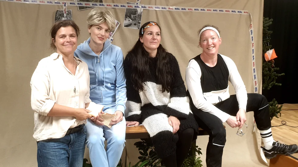 Pjäsen "Orka mera - orientera" kommer att turnera bland skolor i Östergötland och spelas för barn i årskurs 5-6. Från vänster: regissören Paula McManus och de tre skådespelarna Paula Sundberg, Anja Rajic och Stina Gunnarsson.  