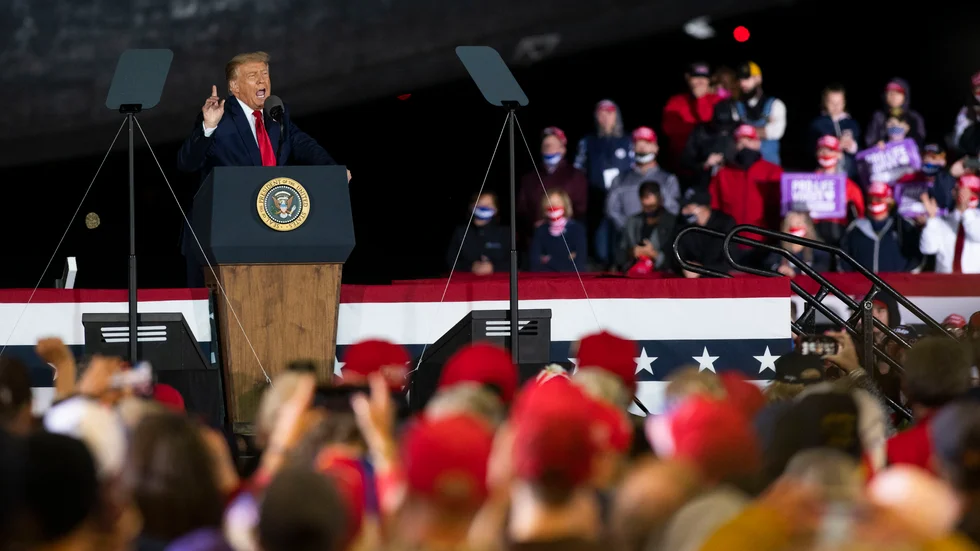 Donald Trump på möte med supportrar inför valet i november.