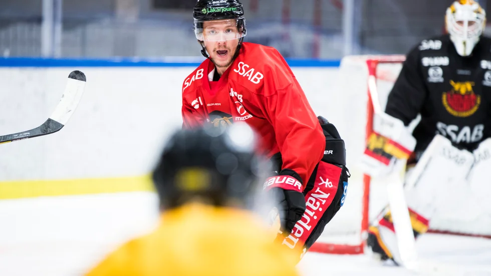 Victor Berglund har inte tagit plats i matchtruppen under kvartsfinalerna mot Skellefteå AIK.