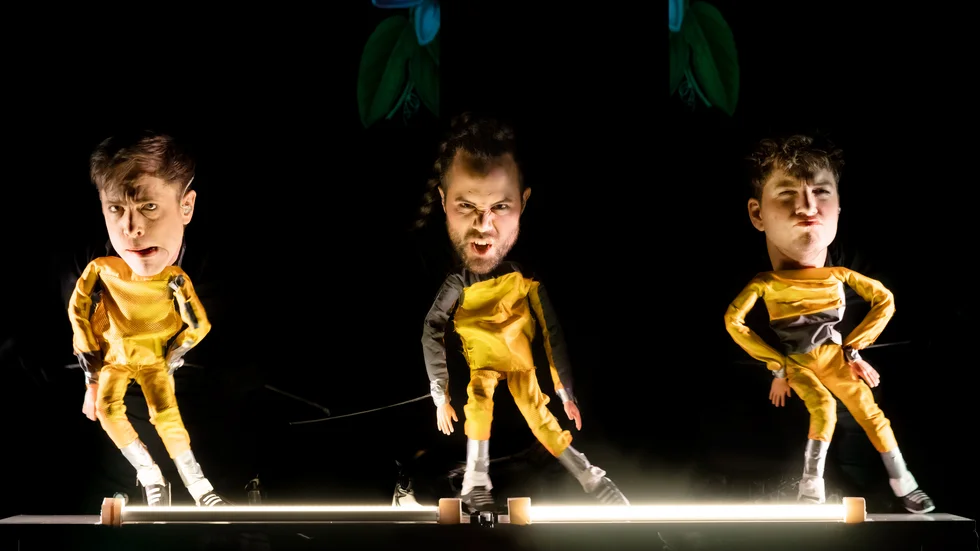 Föreställningen "PLAY 3.0" beskrivs av Riksteaterns danschef Mia Larsson som en blandning mellan gatuperformance och nycirkusens akrobatik. Men också en magiskt illusion där lek med samtidens teknik är betydelsebärande.