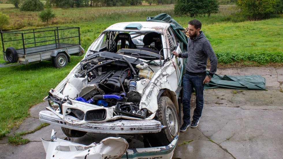 Det var en gång en BMW. Daniel Andersson vurpade våldsamt vid helgens SM-rally i Linköping men är glad att han och kartläsaren Lisa Jonasson klarade sig utan skador.