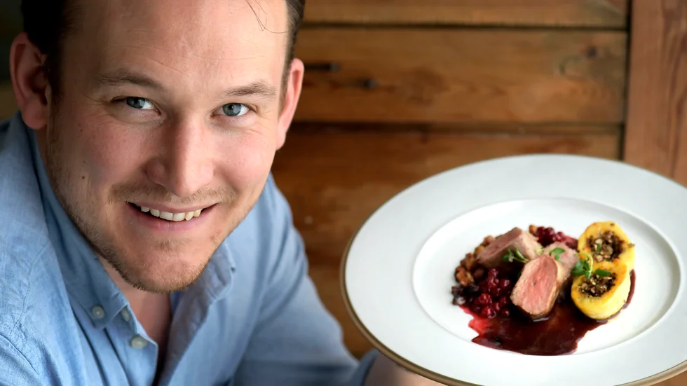 Fortfarande är det säsongsbetonad mat, med vilt och grönt hämtat direkt från naturen, som ligger Gabriel Jonsson varmast om hjärtat. Här rådjurssadel med kantarellfyllda kroppkakor och rårörda lingon.