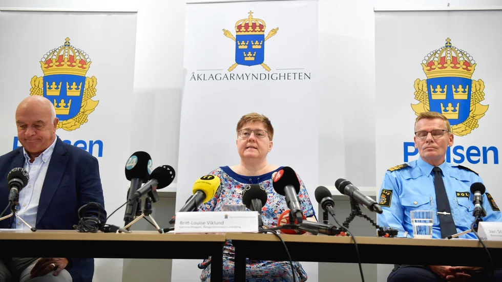 Henry Jansén, inspektör och utredare vid grova brottsgruppen i polisområde Östergötland, åklagare Britt-Louise Viklund, samt Jan Staaf, kommissarie och chef för utredningssektionen i polisområde Östergötland, vid en pressträff efter att åtal väckts för dubbelmordet i Linköping 2004.