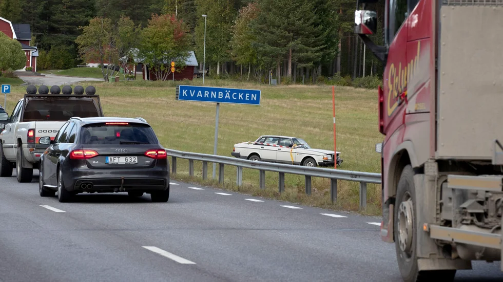 Personbilen och lastbilen touchade varandra vilket medförde att volvon hamnade på en åker. 