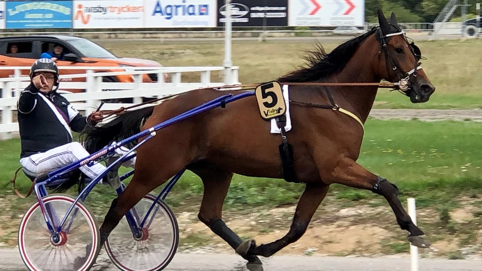 Så ska det se ut! Roger Hassborg pekar finger efter seger nummer två.  